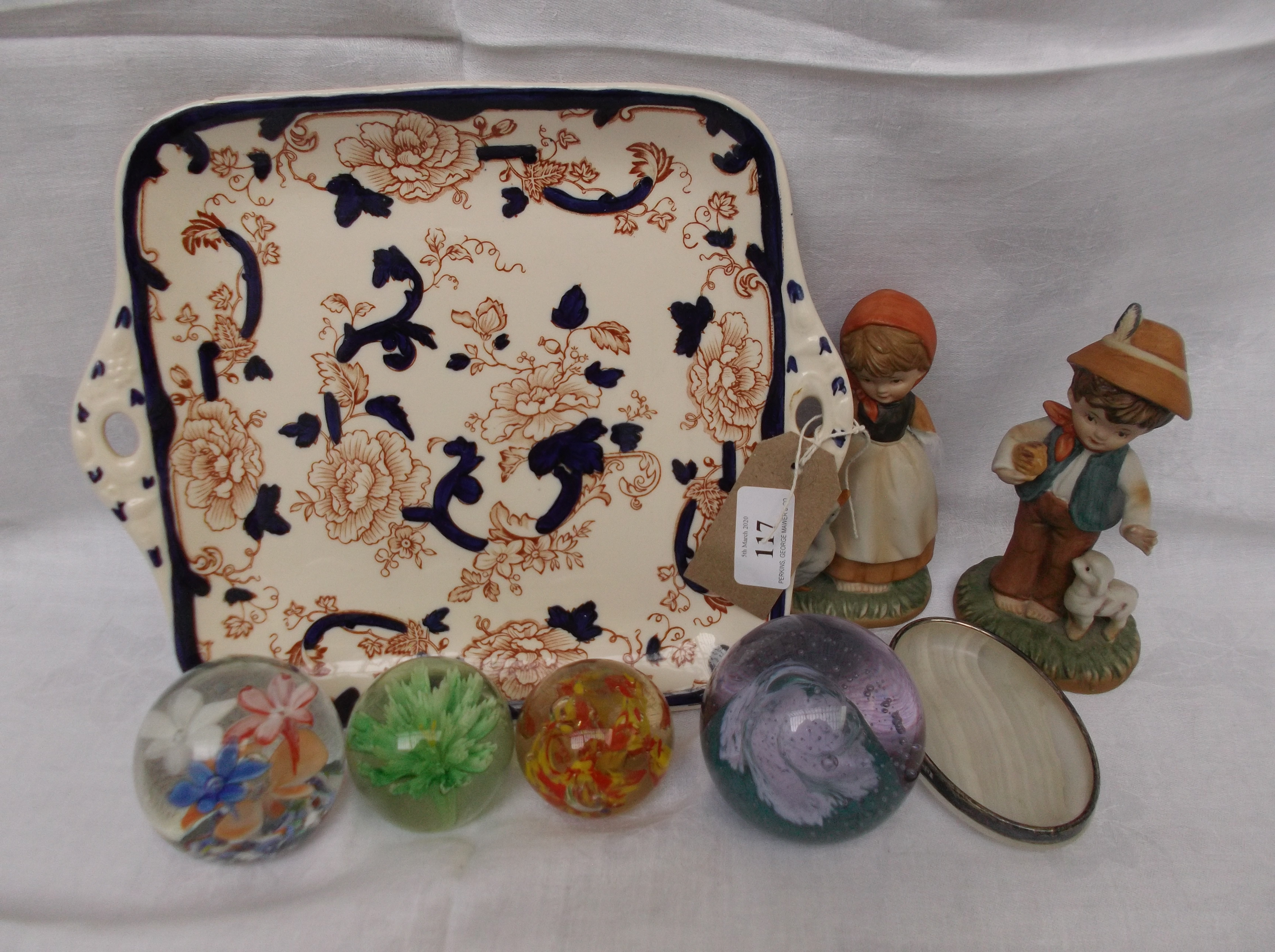Masons sandwich plate with 4 decorative paper weights,