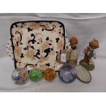 Masons sandwich plate with 4 decorative paper weights,