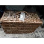 Wicker picnic basket (Guide Price £10-£15)