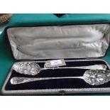 Fine pair of Georgian basting spoons fitted in black leather rectangular case (London 1795)