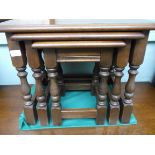Nest of 3 oak coffee tables on turned supports in similar style
