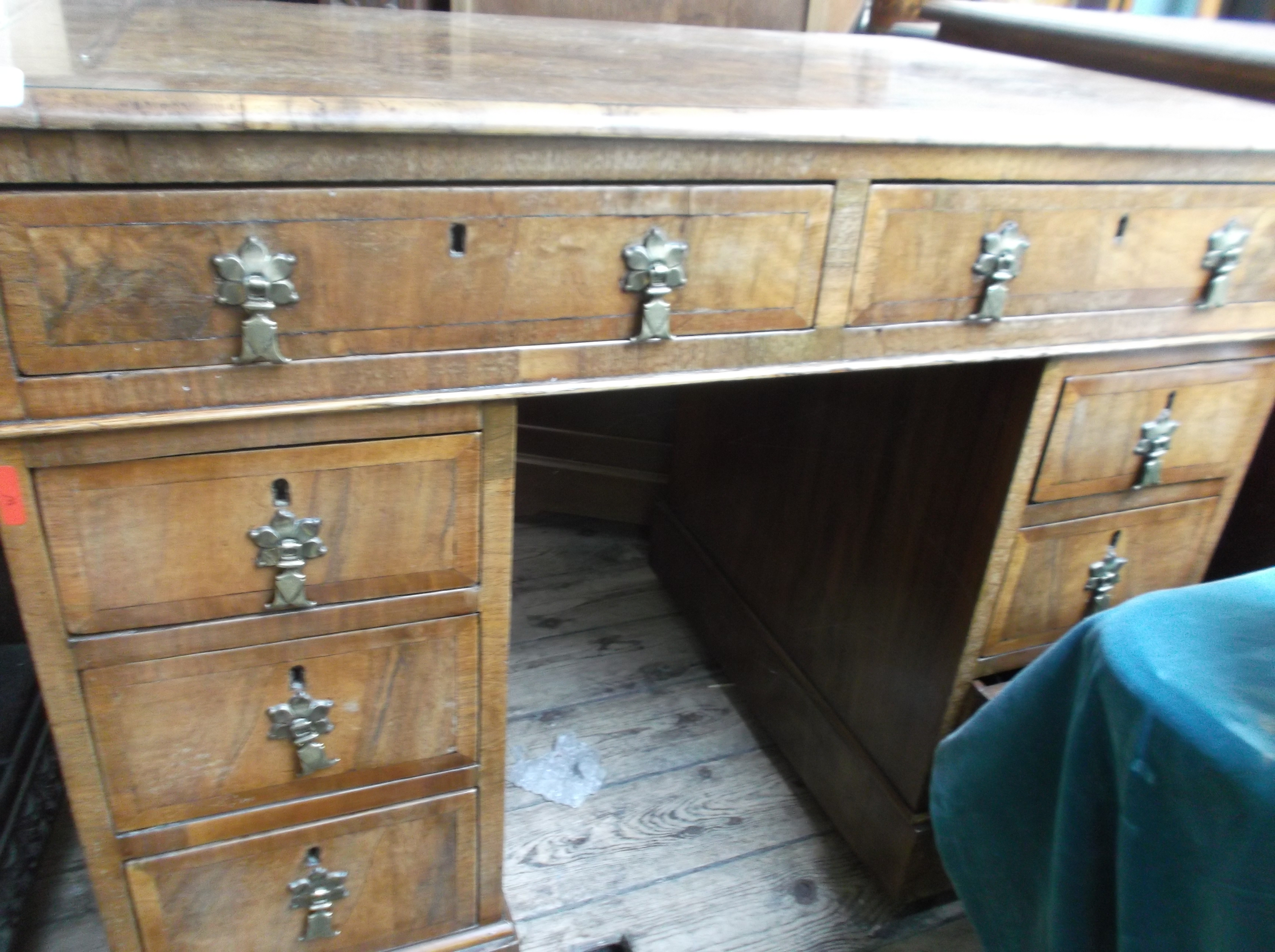 WALNUT KNEEHOLE LADIES WRITING DESK WITH 3 PEDESTAL DRAWERS TO EITHER SIDE TO THE 2 UPPER ALL WITH