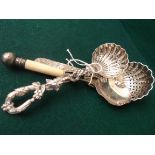 2 decorative plated shell bowl sifter spoons,