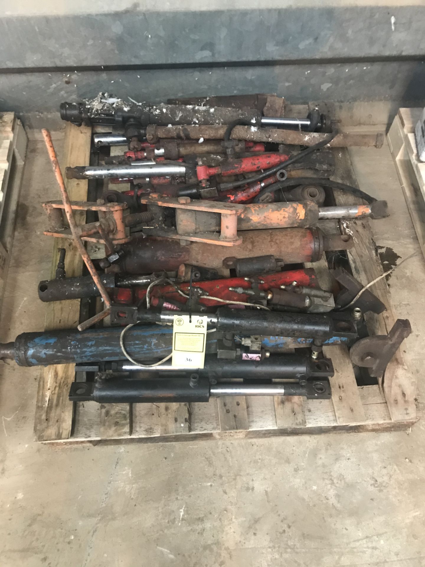 PALLET OF HYDRAULIC RAMS