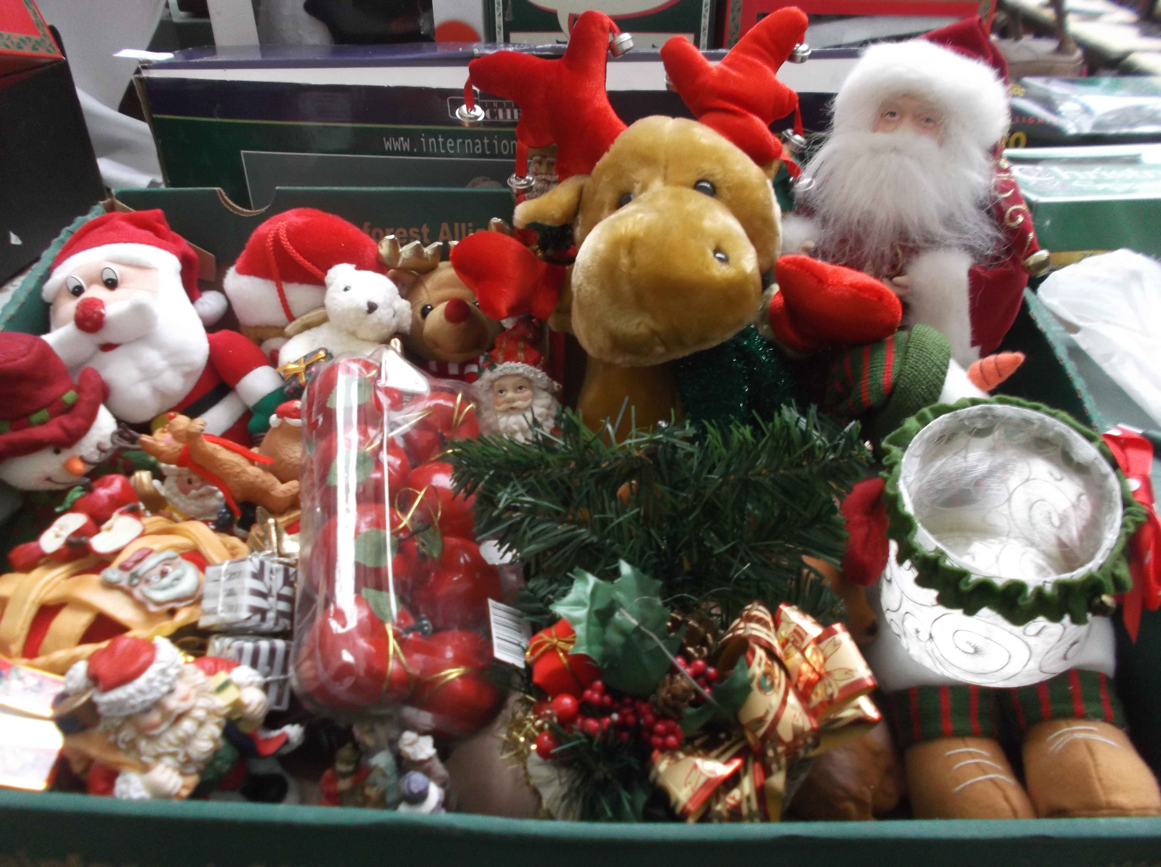 Large box of small Christmas decorations incl. felt toys, Christmas tree hangers etc.
