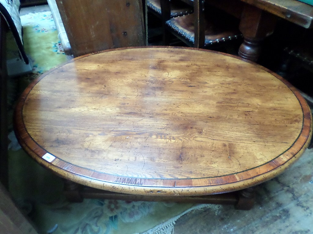 Solid oak oval low coffee table (36" x 48") on turned feet united by undershelf - Image 3 of 3