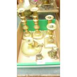 Selection of brass incl. 2 pairs of candlesticks, candleholder and snuffer, brass bell etc.