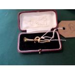 Gold hunting brooch with horseshoe mask and hunting horn in presentation case
