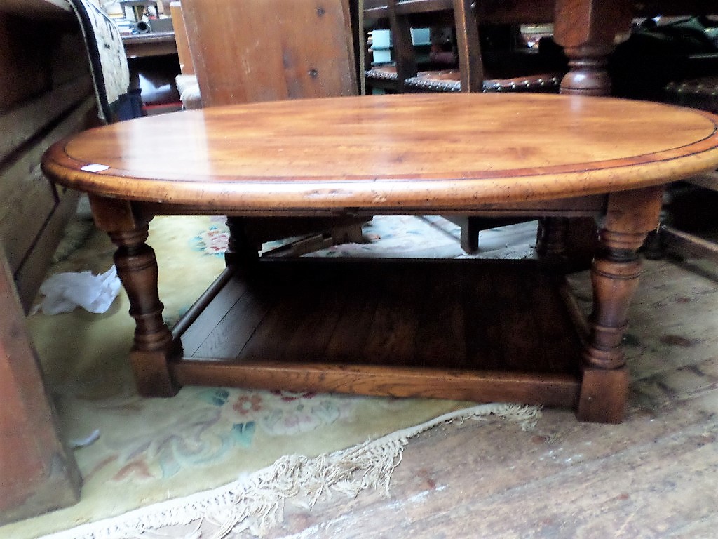Solid oak oval low coffee table (36" x 48") on turned feet united by undershelf - Image 2 of 3