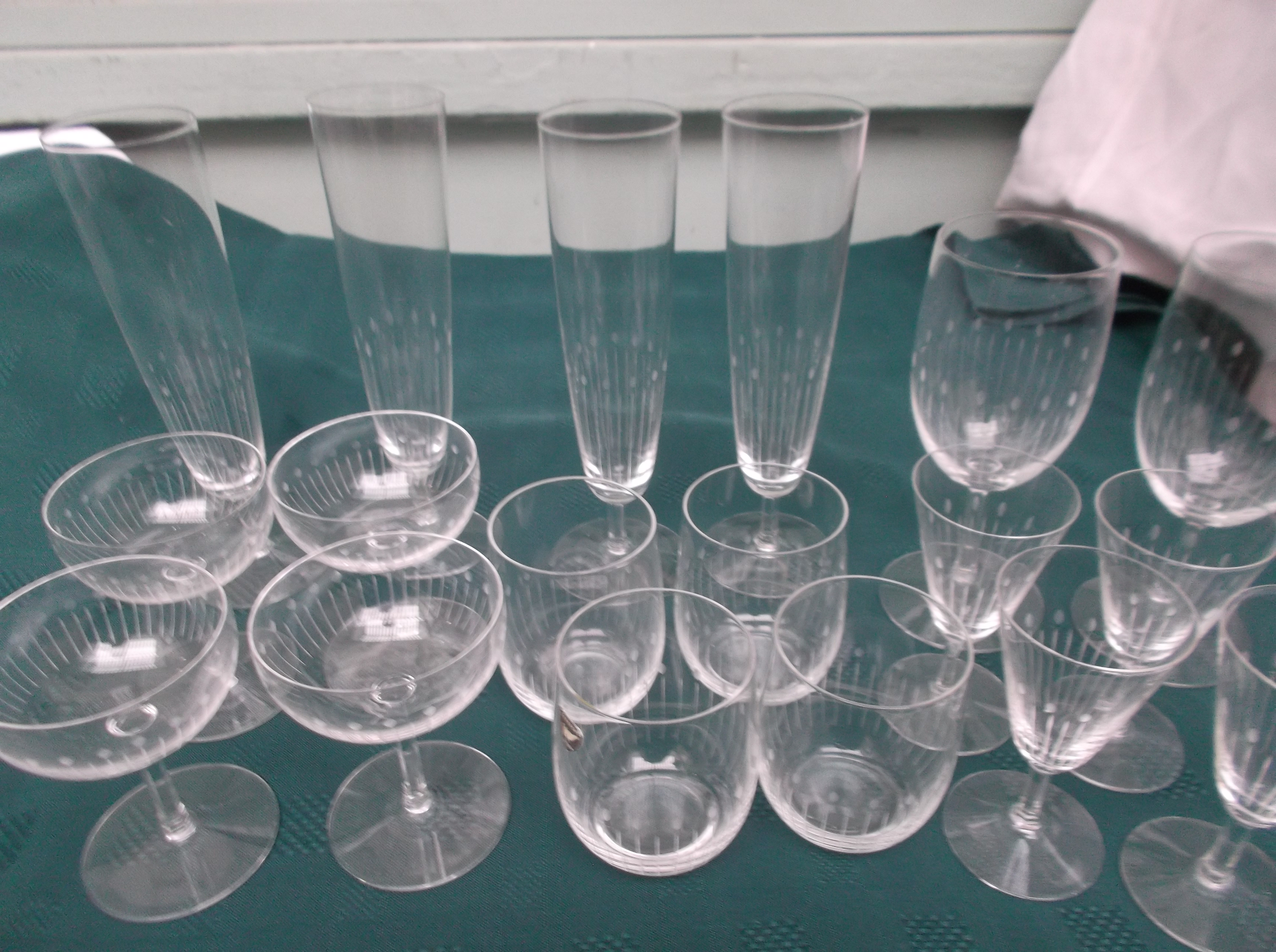 Tray of Swedish decorative matching drinking glasses incl. champagnes, sherries, tots, wines etc.