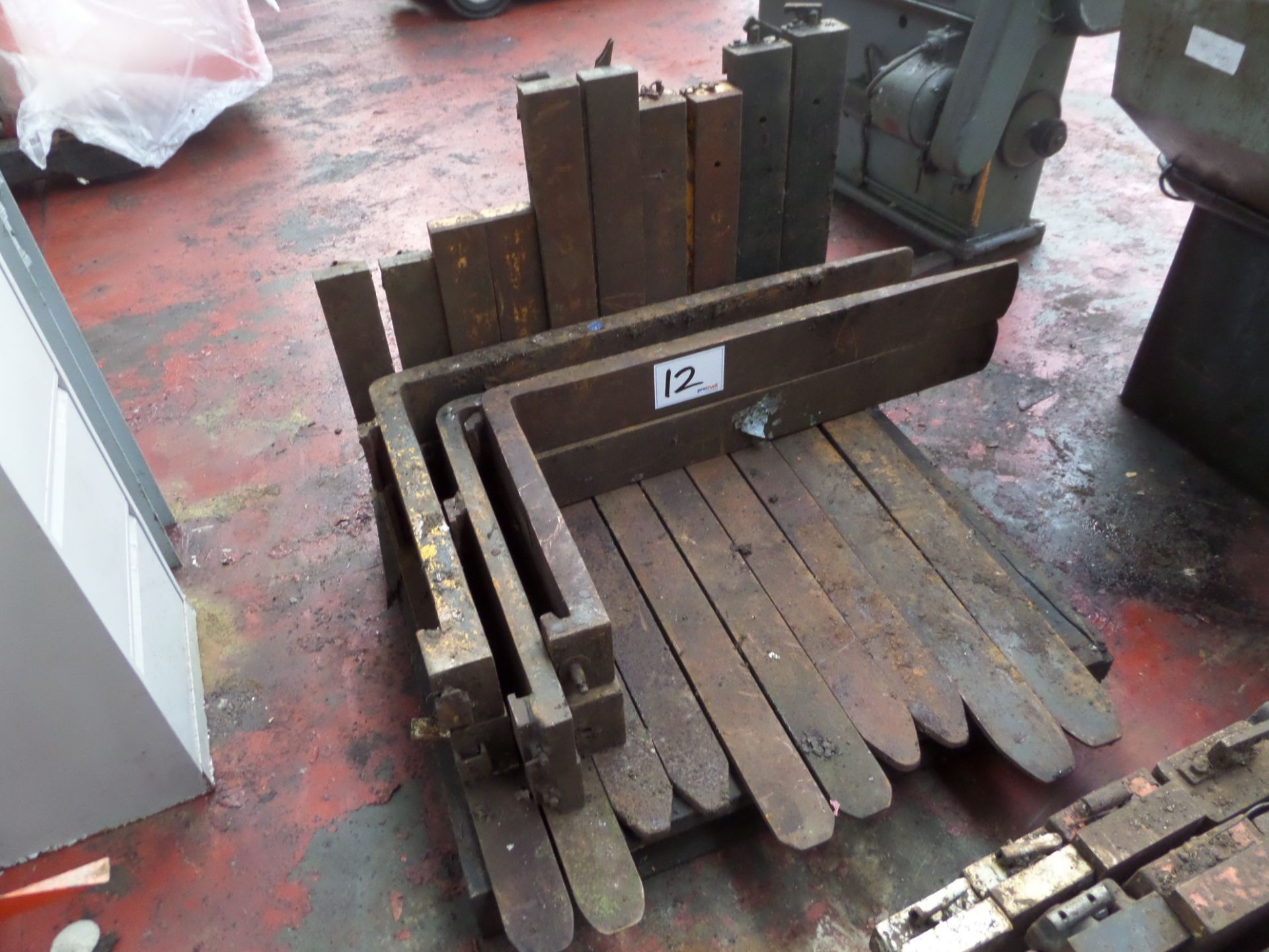 X8 PAIRS OF FORKLIFT TINES