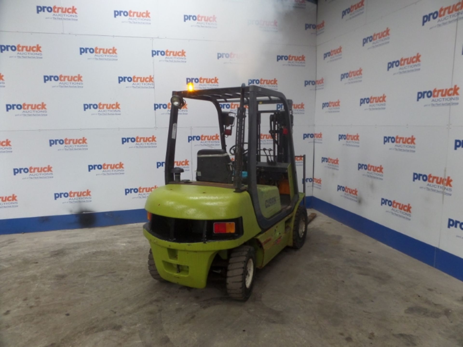 CLARK SF25D Plant Diesel - VIN: CMP230D41856874 - Year: 2002 - 9,899 Hours - Duplex Forklift, - Image 4 of 7