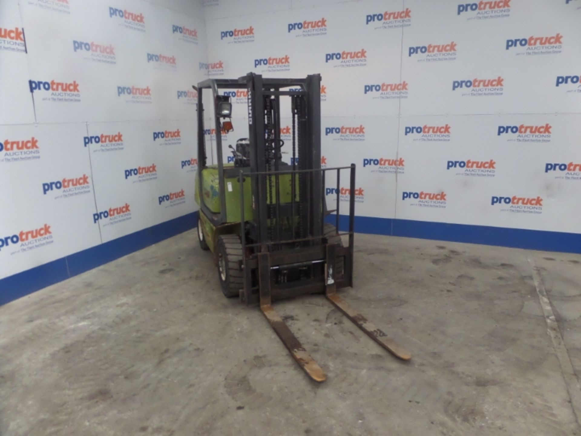 CLARK SF25D Plant Diesel - VIN: CMP230D41856874 - Year: 2002 - 9,899 Hours - Duplex Forklift, - Image 2 of 7