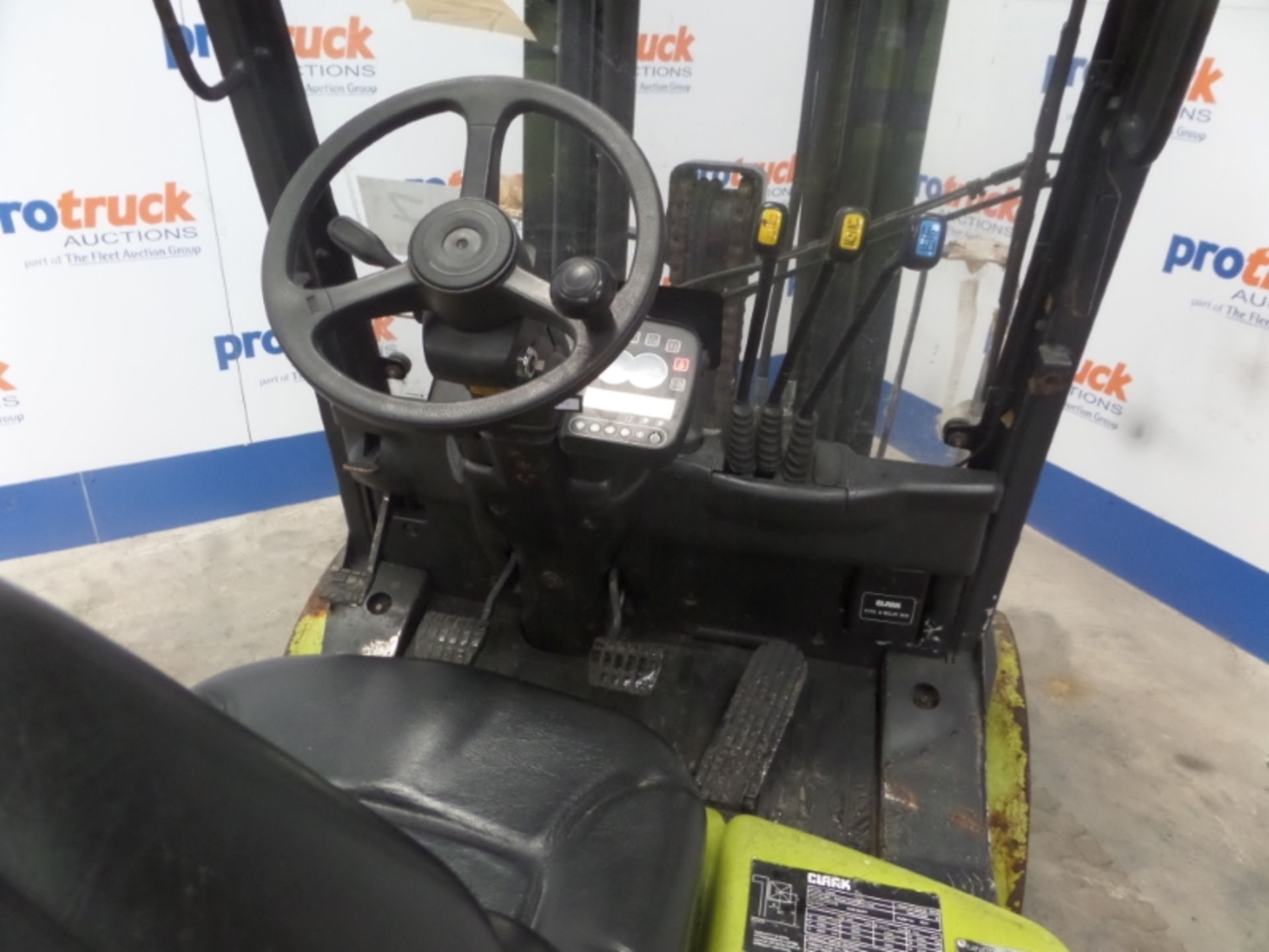 CLARK C25D Plant Diesel - VIN: P232D19299843CNF - Year: 2013 - 7,998 Hours - Triplex Forklift, - Image 5 of 7