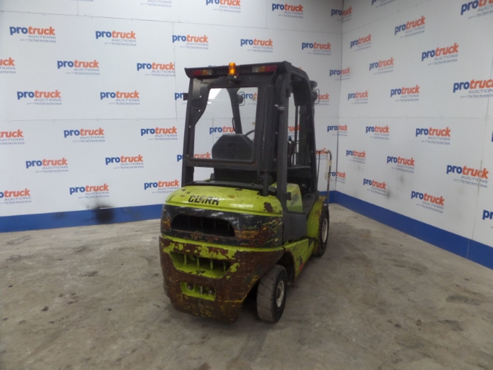 CLARK C25D Plant Diesel - VIN: P232D19299843CNF - Year: 2013 - 7,998 Hours - Triplex Forklift, - Image 4 of 7