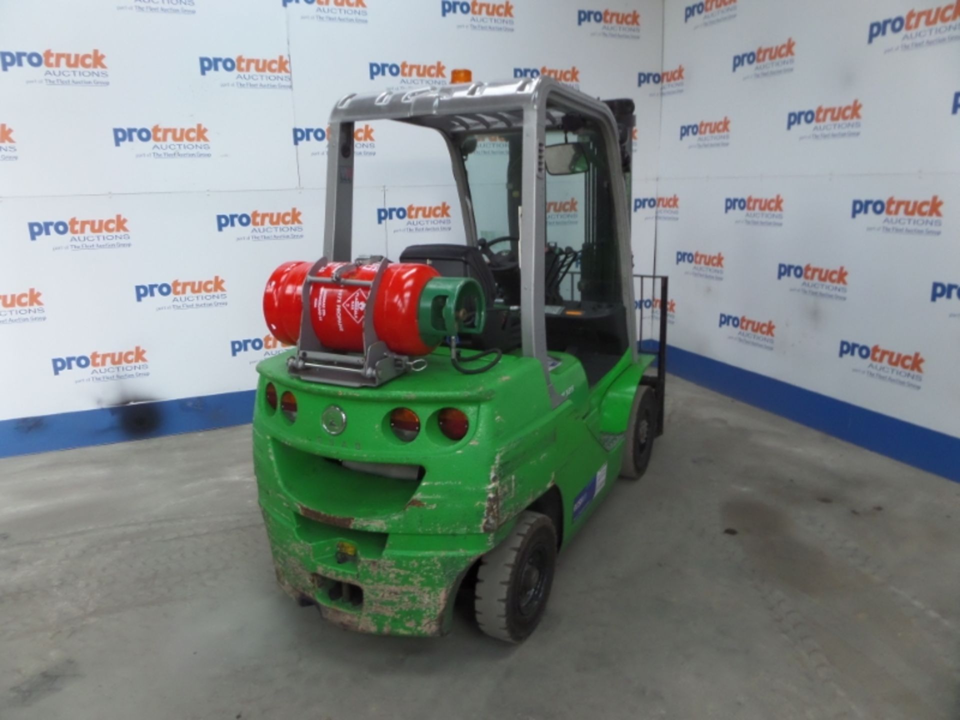 CESAB M325G Plant LPG / CNG - VIN: CE385203 - Year: 2014 - 12,197 Hours - Triplex 3M Forklift, - Image 4 of 7