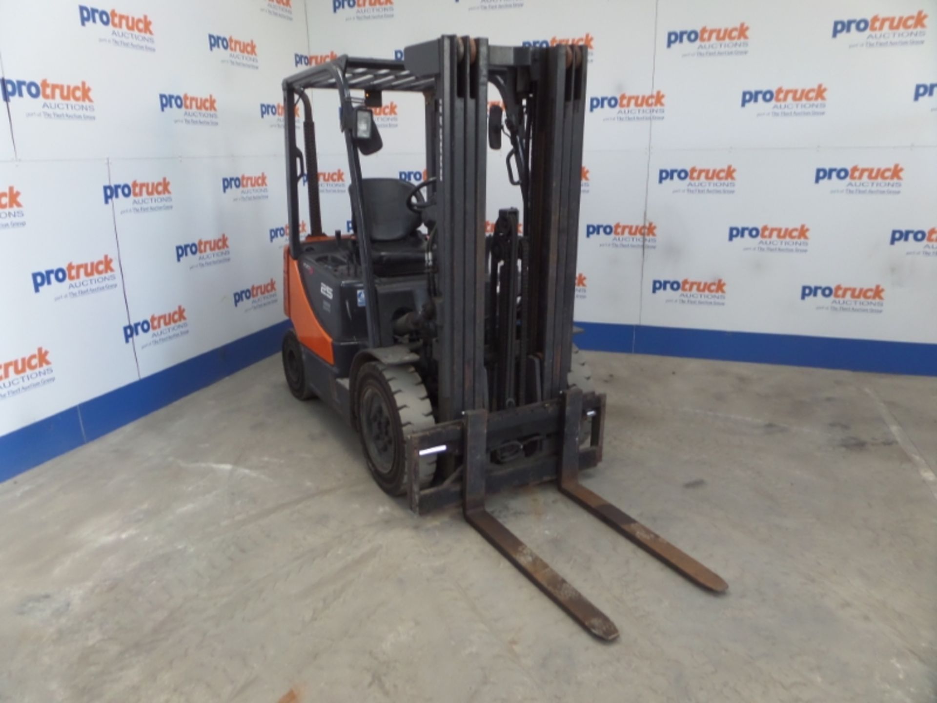 DOOSAN D25S-5 Plant Diesel - VIN: FDA05124008981 - Year: 2011 - 8,518 Hours - Triplex 3.2M Forklift, - Image 2 of 7