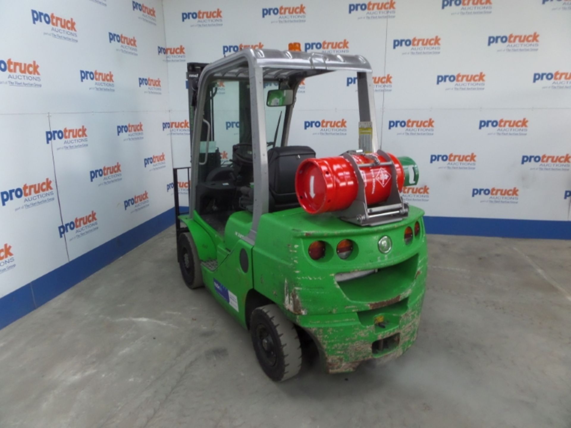 CESAB M325G Plant LPG / CNG - VIN: CE385203 - Year: 2014 - 12,197 Hours - Triplex 3M Forklift, - Image 3 of 7