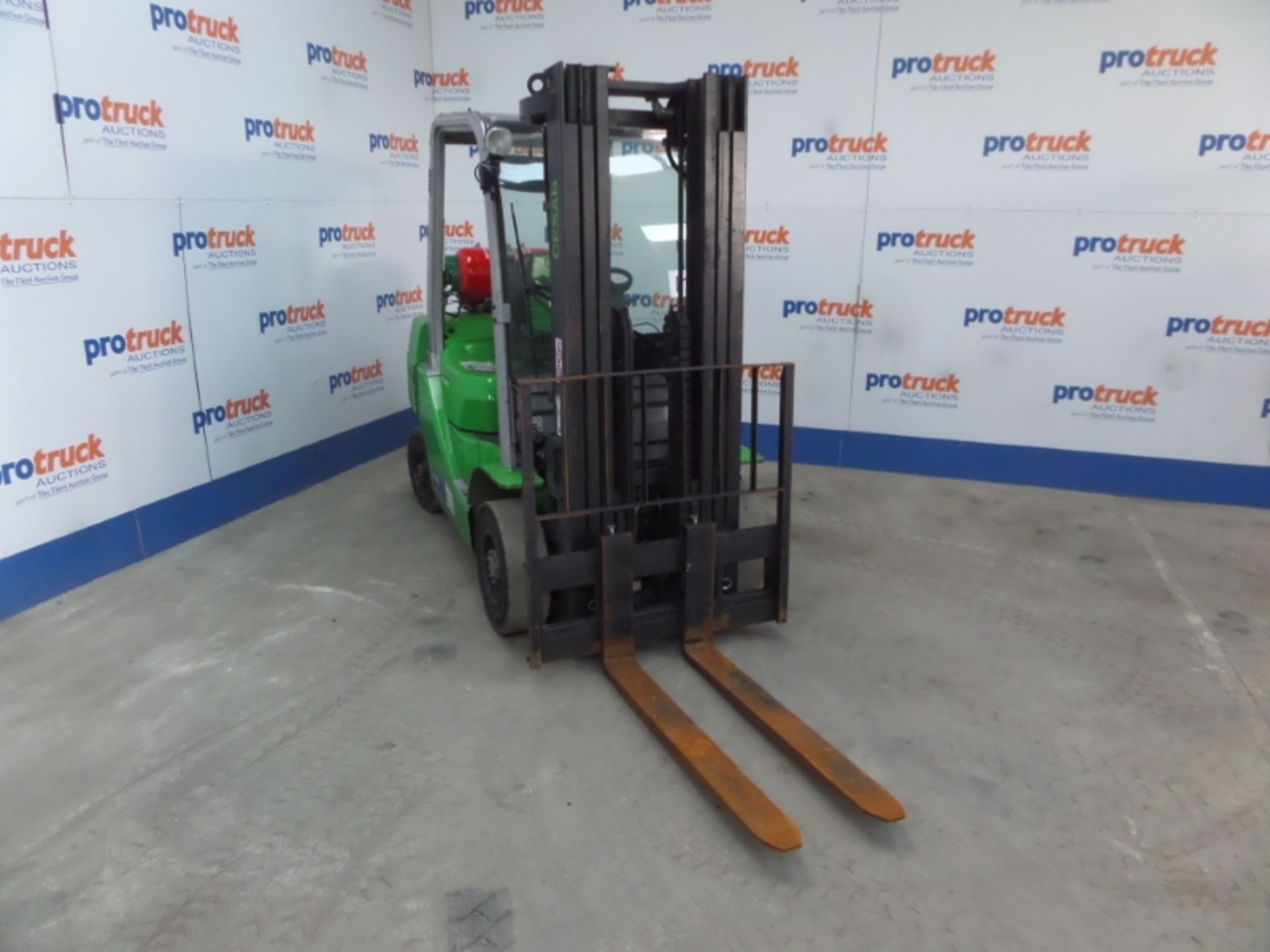 CESAB M325G Plant LPG / CNG - VIN: CE385203 - Year: 2014 - 12,197 Hours - Triplex 3M Forklift, - Image 2 of 7