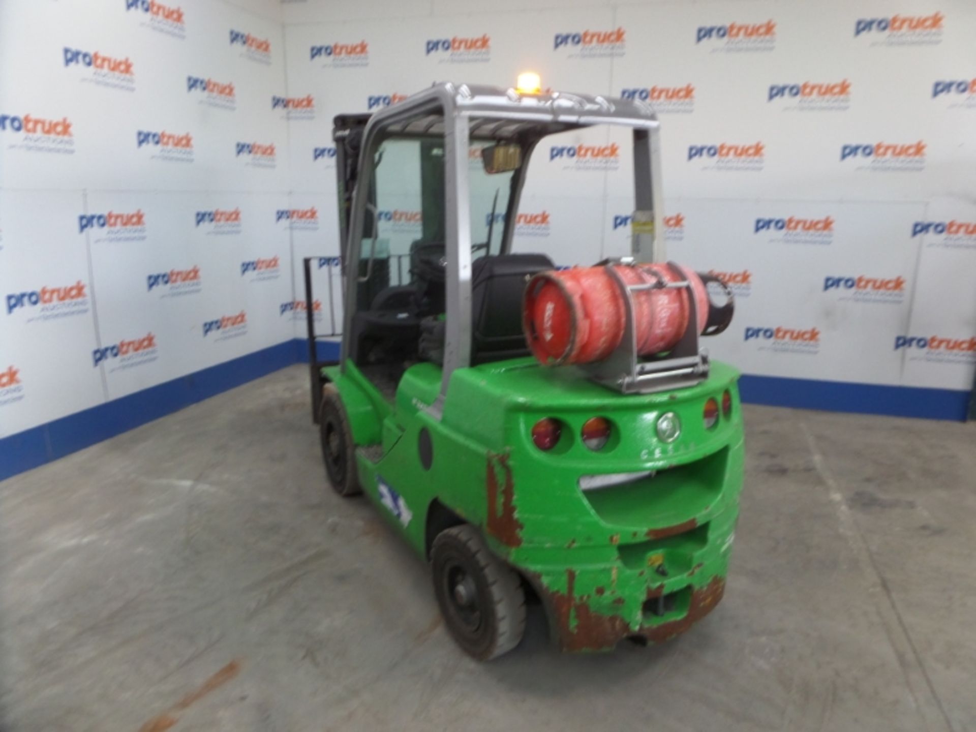 CESAB M325G Plant LPG / CNG - VIN: CE385197 - Year: 2014 - 10,734 Hours - Triplex Forklift, - Image 5 of 6