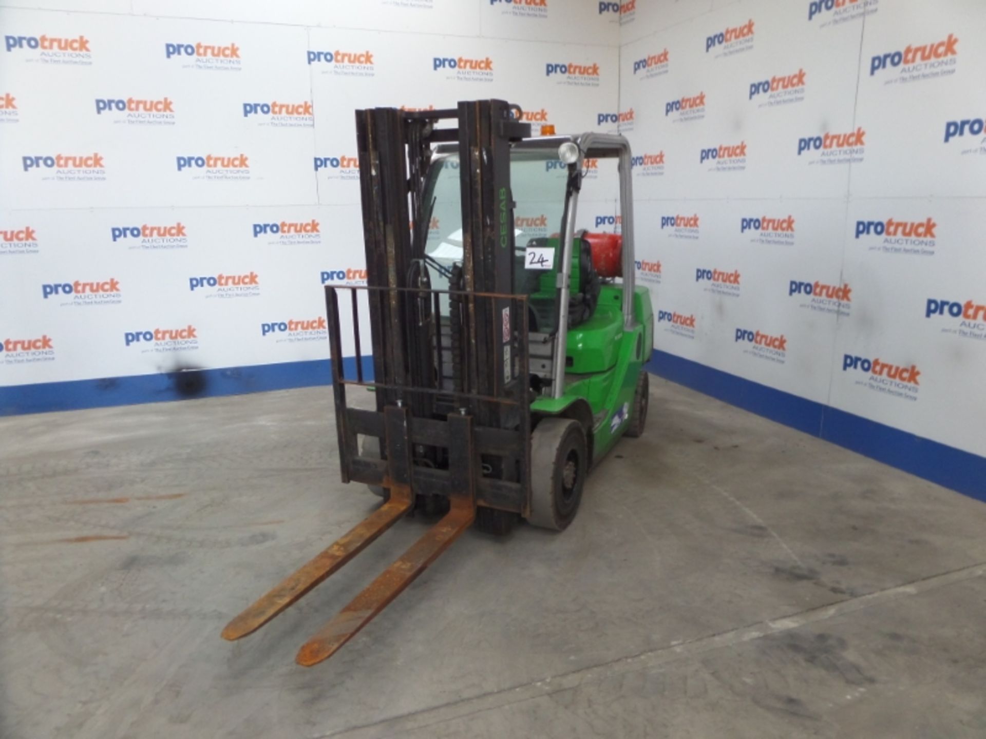 CESAB M325G Plant LPG / CNG - VIN: CE385197 - Year: 2014 - 10,734 Hours - Triplex Forklift,