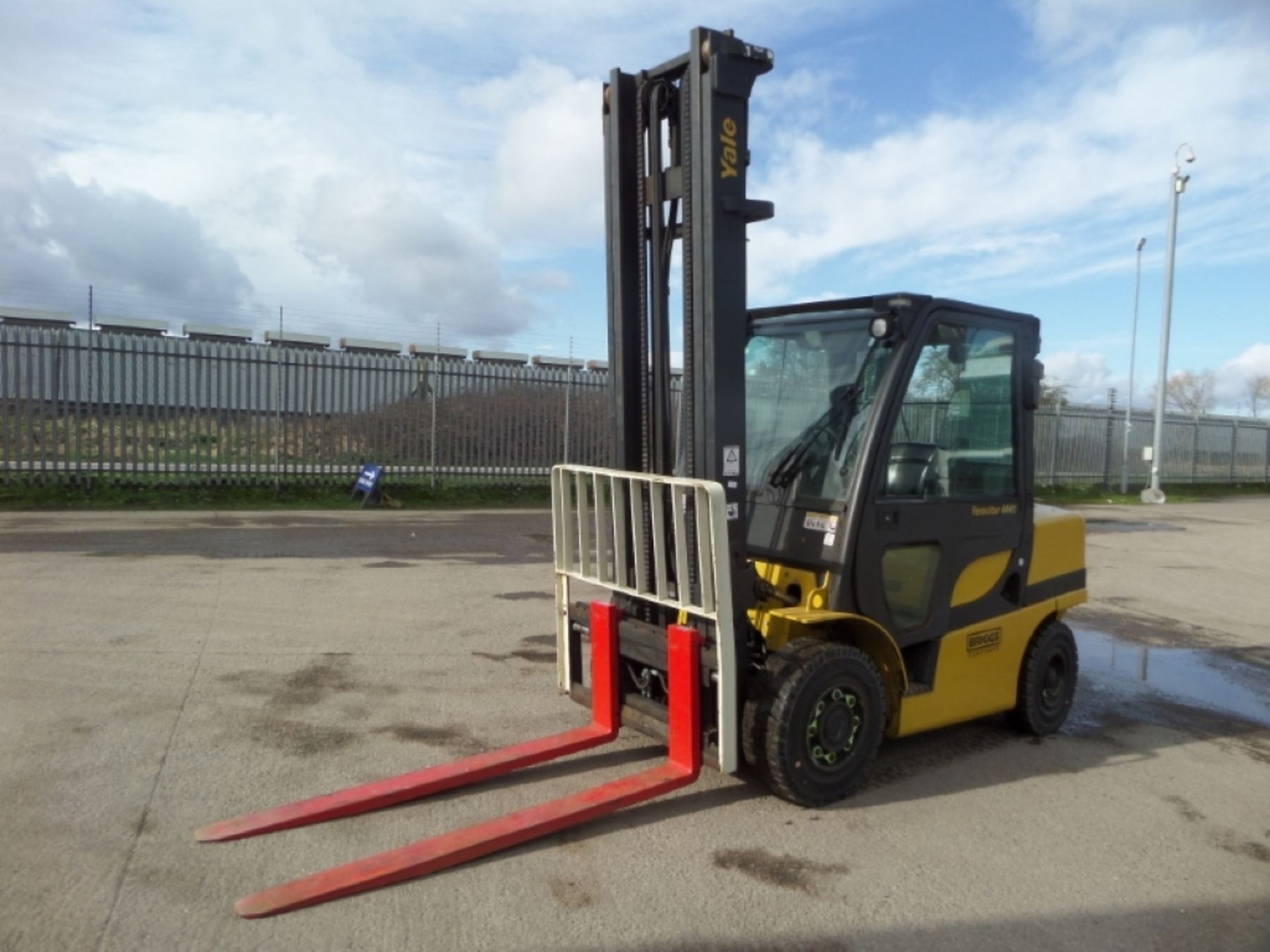 YALE GDP40VX5 Plant Diesel - VIN: G813B02190J - Year: 2011 - 8,068 Hours - Duplex 4.95M Forklift,