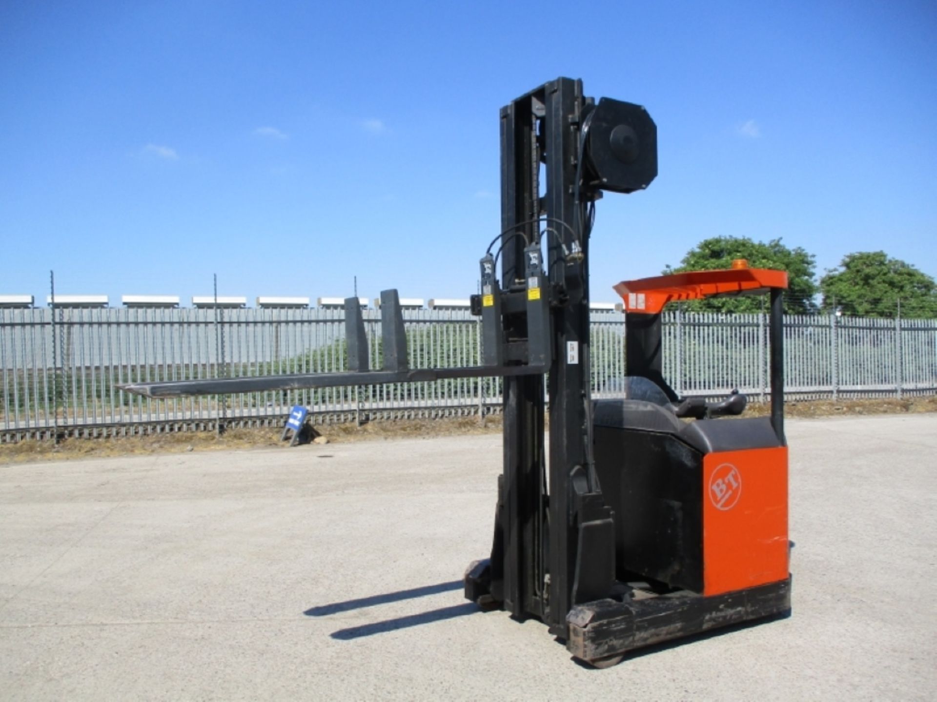 BT RR B2 Plant Electric - VIN: 585743AA - Year: 2003 - 7,593 Hours - Duplex 7.5M Stacker Truck, Kooi - Image 9 of 9