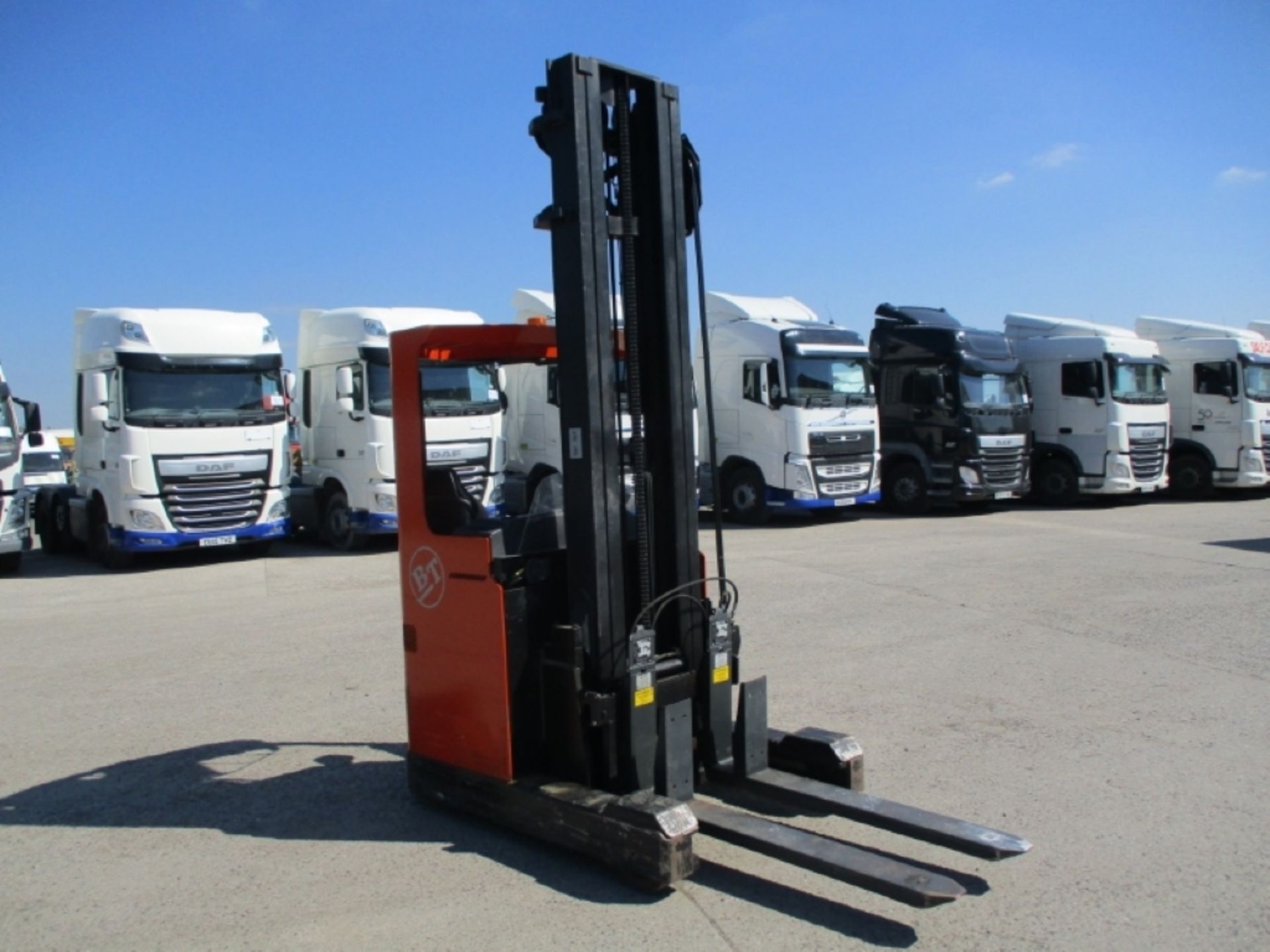 BT RR B2 Plant Electric - VIN: 585743AA - Year: 2003 - 7,593 Hours - Duplex 7.5M Stacker Truck, Kooi - Image 2 of 9