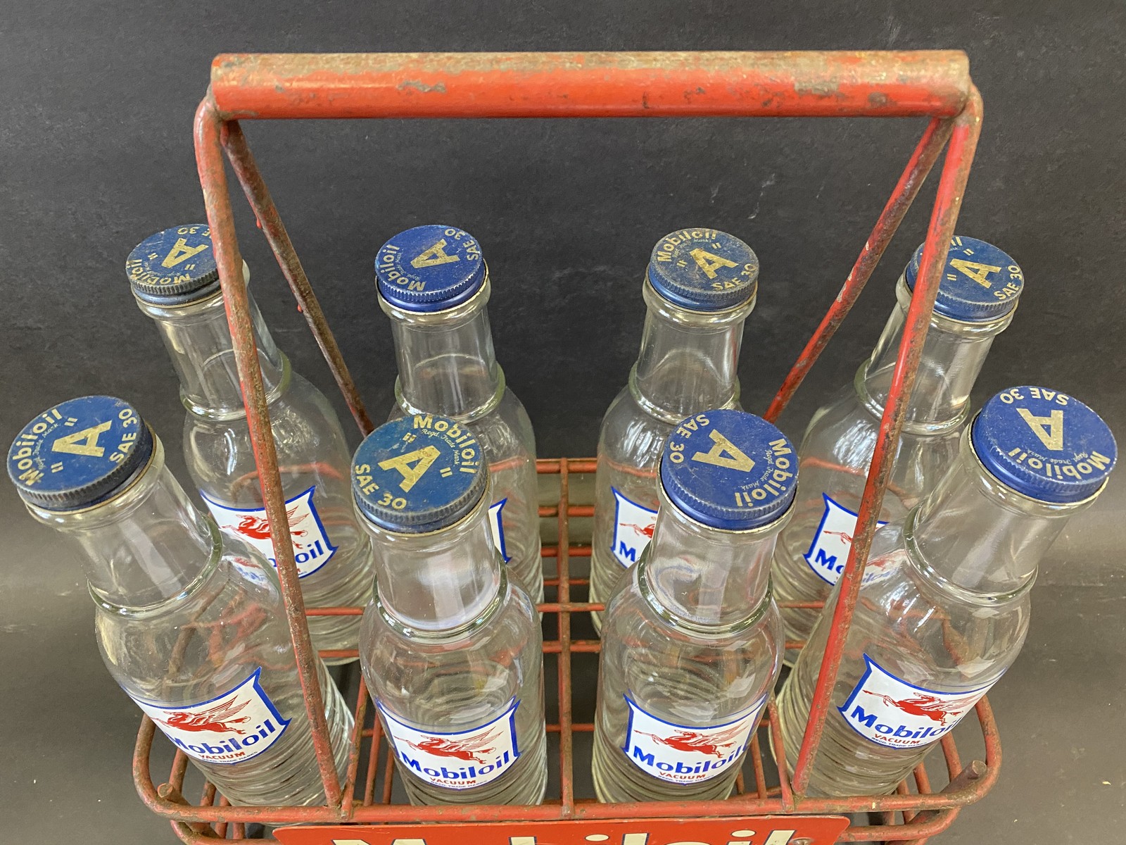 A good Mobiloil eight division oil bottle crate containing eight correct bottles with good labels - Image 2 of 3