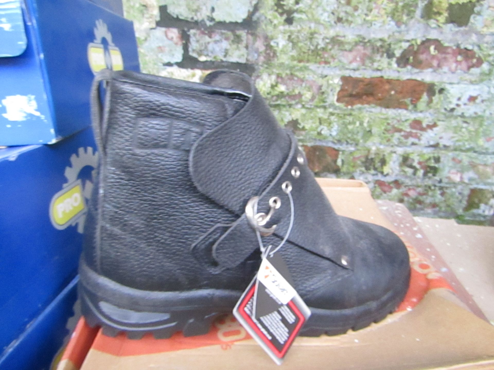 Goliath Ankle height Foundry steel toe cap boot, new size 10