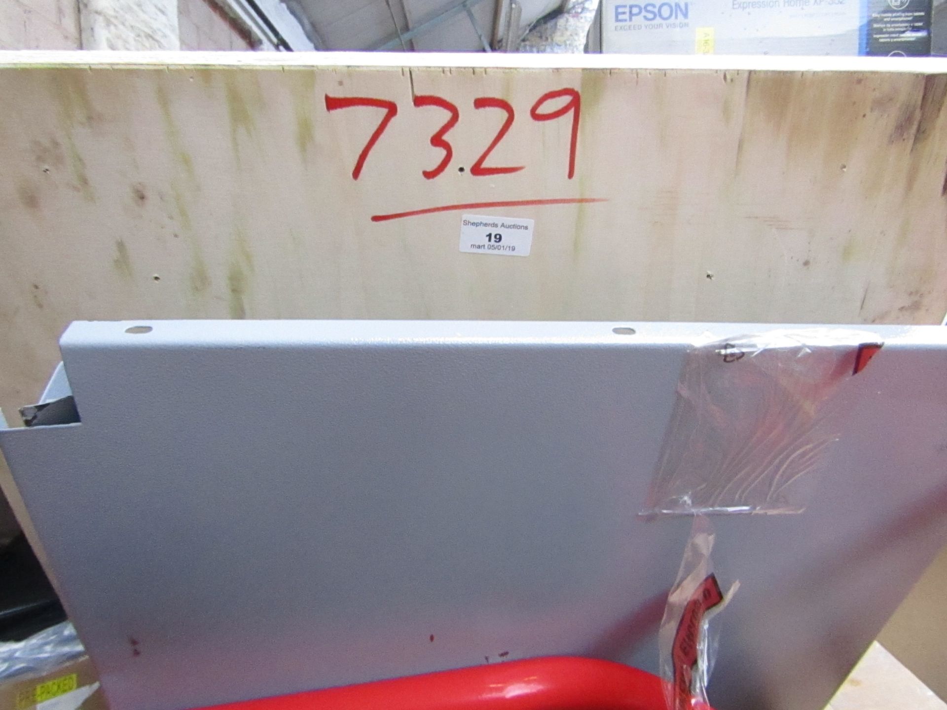 1 x CLARKE BENCH 5DR 1DOOR S 7329 This lot is a Machine Mart product which is raw and completely