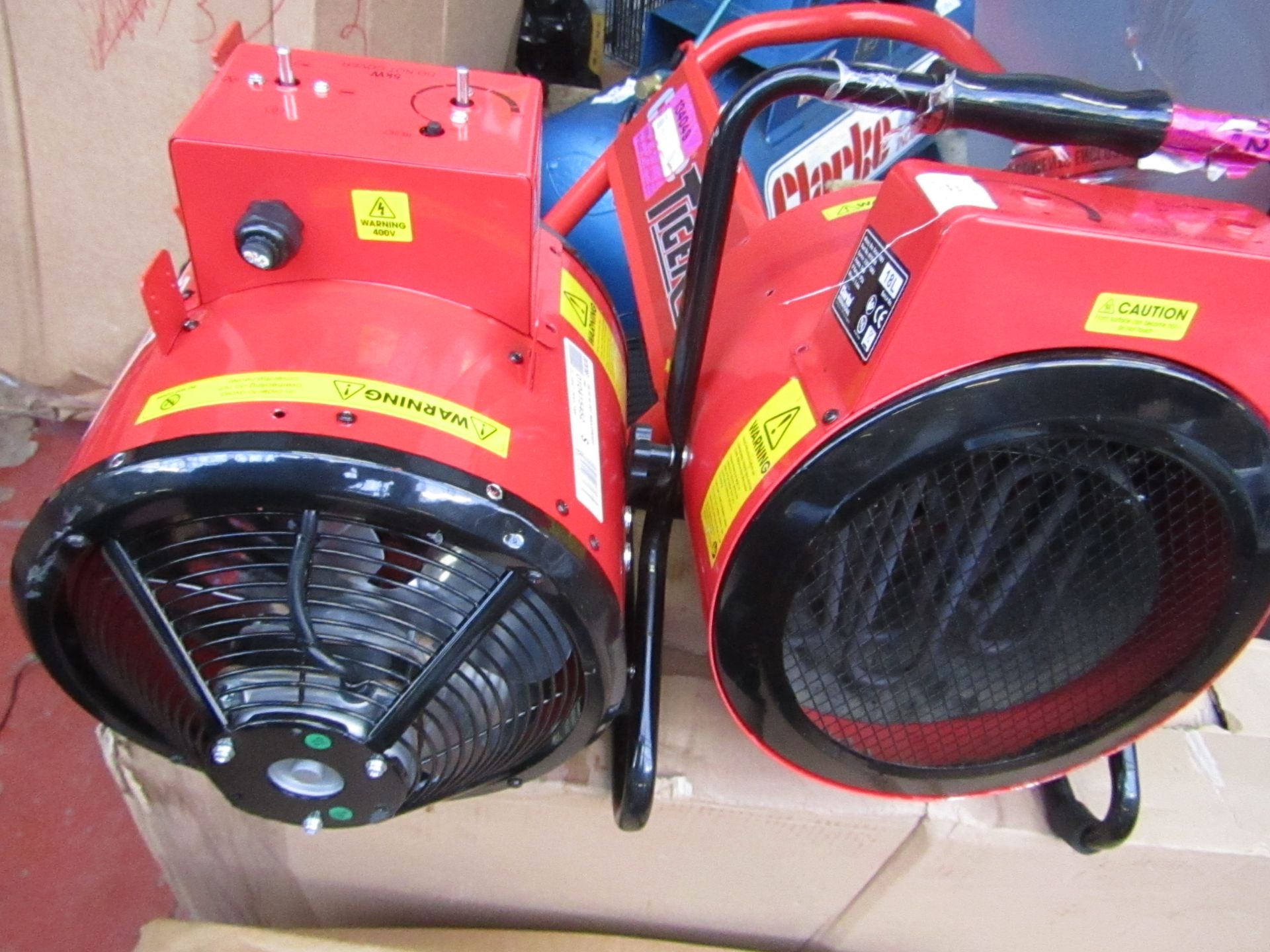 1 x CLARKE HEAT DEVIL7003 23 7332 1 x CLARKE HEAT DEVIL7005 40 7332 This lot is a Machine Mart