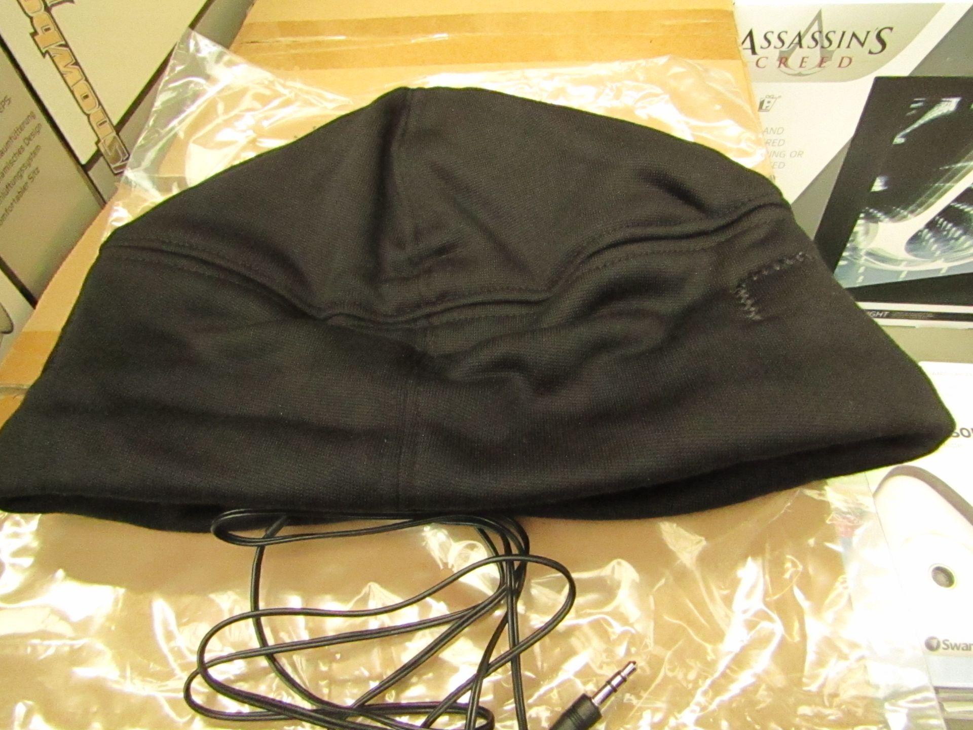 Black beanie with bulit-in speakers, wih Aux.