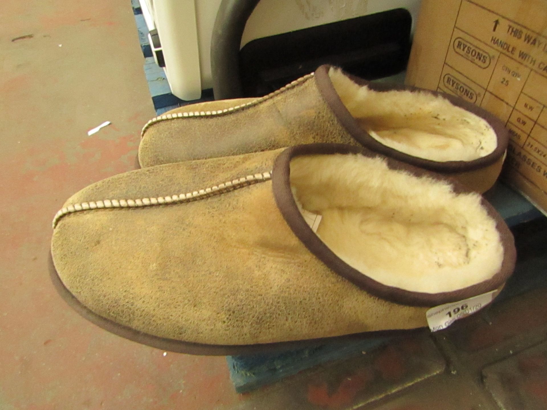 Mens sheep skin, Mule - Pre-worn size 6 slippers.