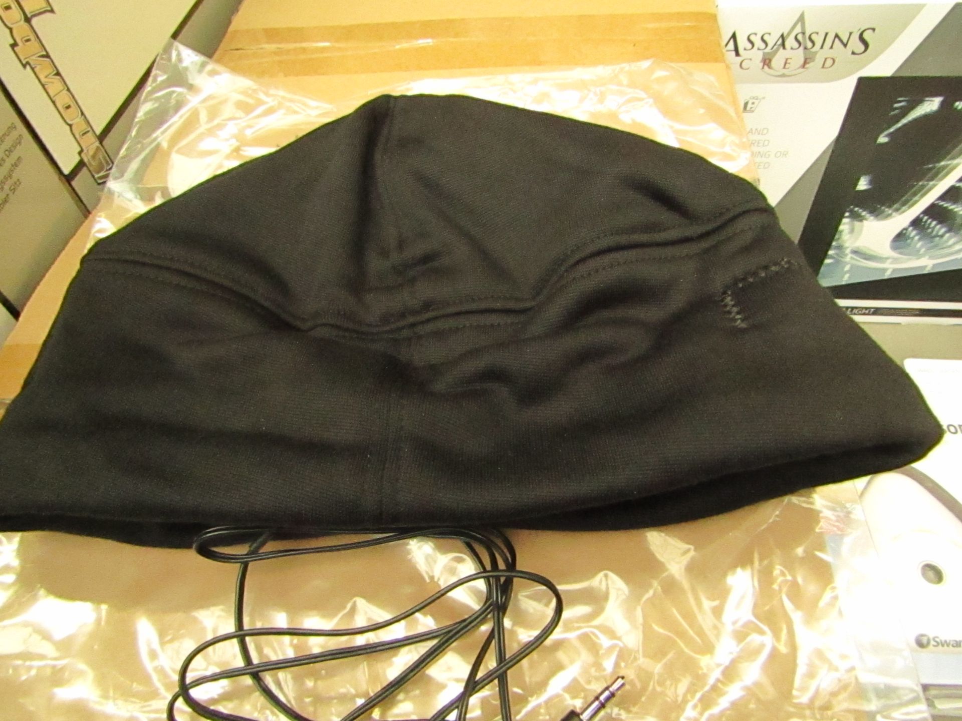 Black beanie with bulit-in speakers, wih Aux.