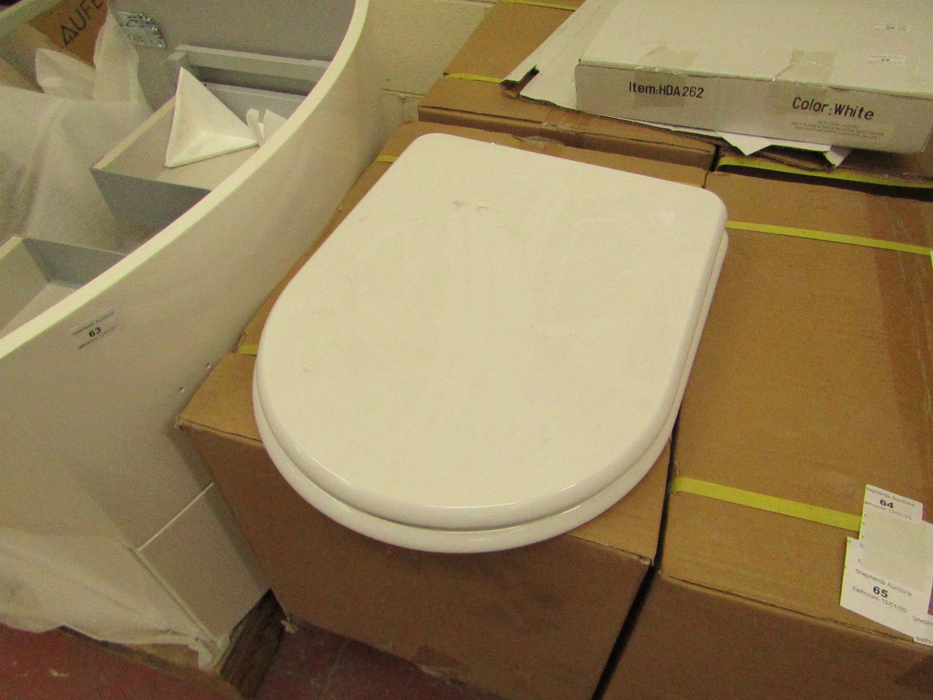 Unbranded Roca toilet seat, new and boxed.