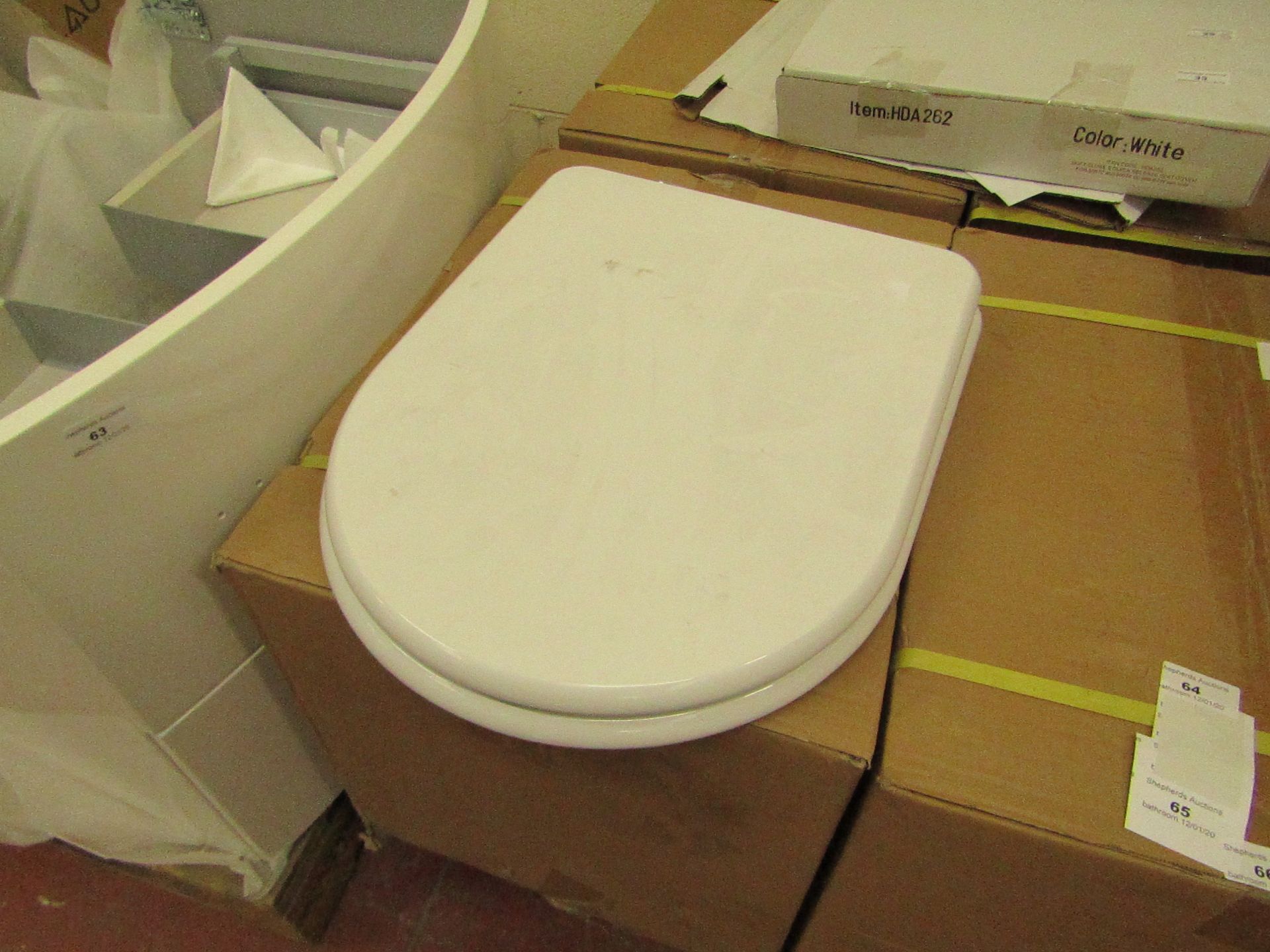 Unbranded Roca toilet seat, new and boxed.