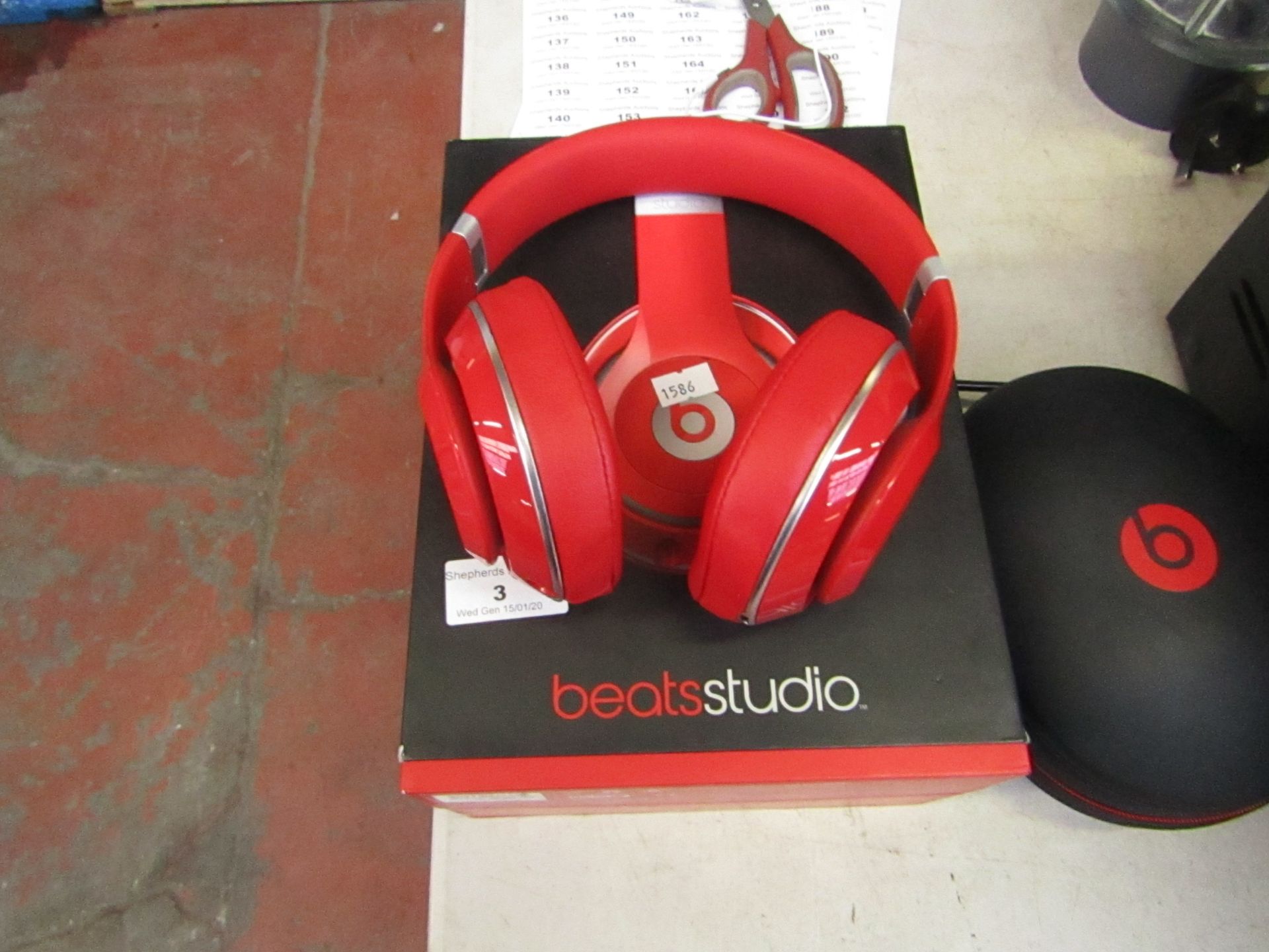 Beats Studio headphones 2.0 wired, untested due to no aux cable but the headphones do power on.