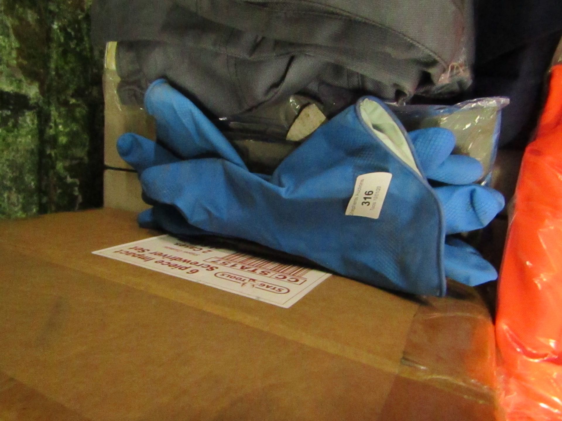 4x Pairs of vinyl gloves, new and packaged.