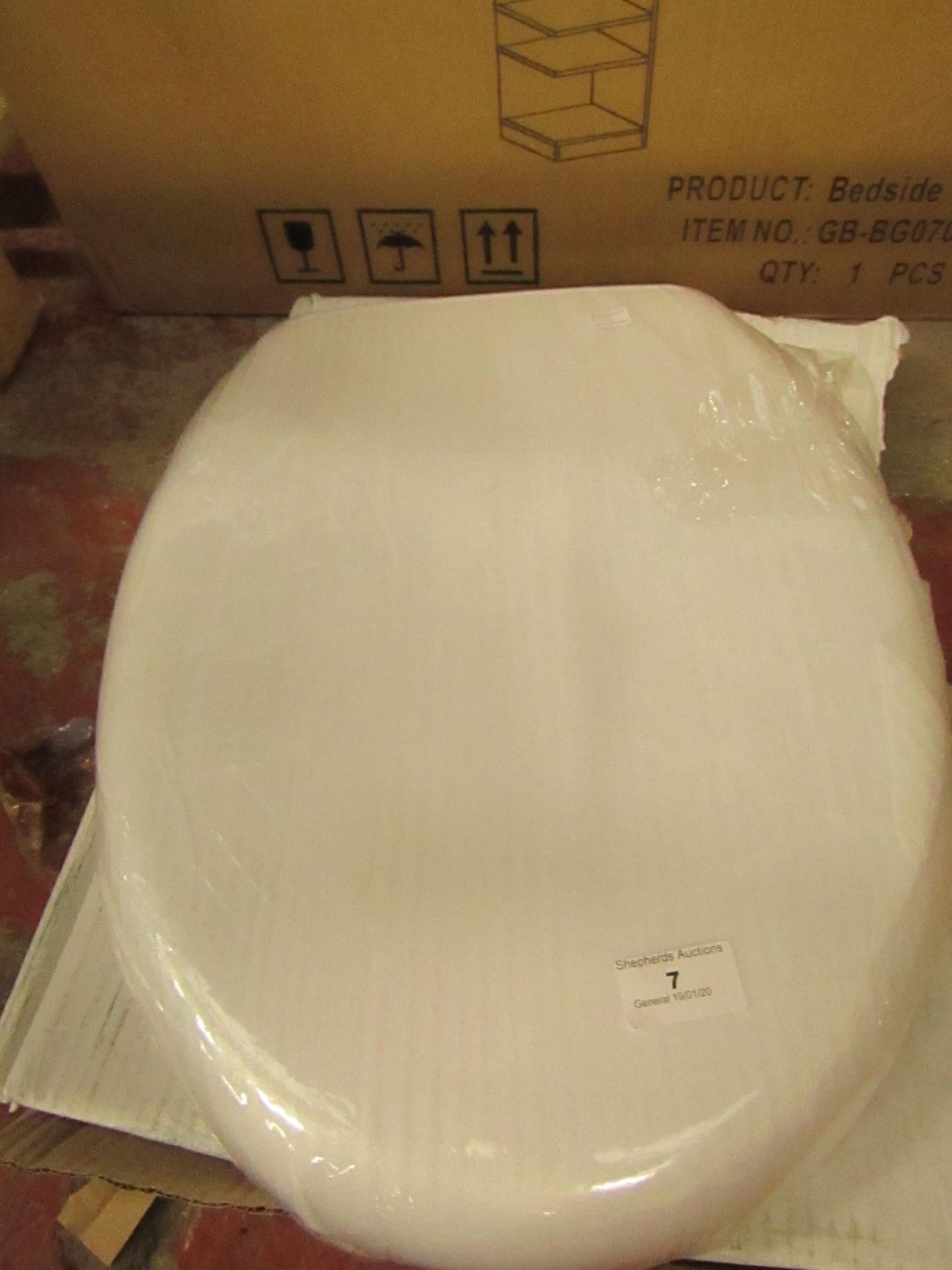 Soft Close White Plastic Toilet Seat. New & Packaged with Fittings