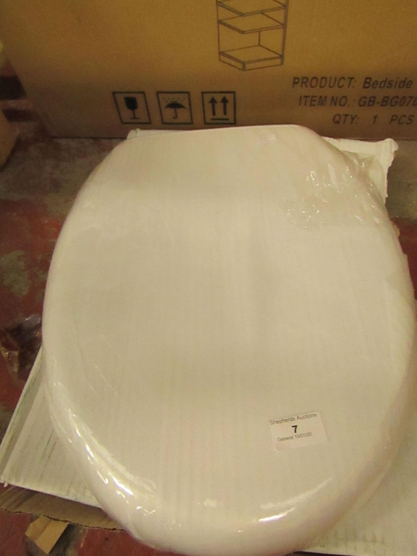 Soft Close White Plastic Toilet Seat. New & Packaged with Fittings - Image 2 of 2