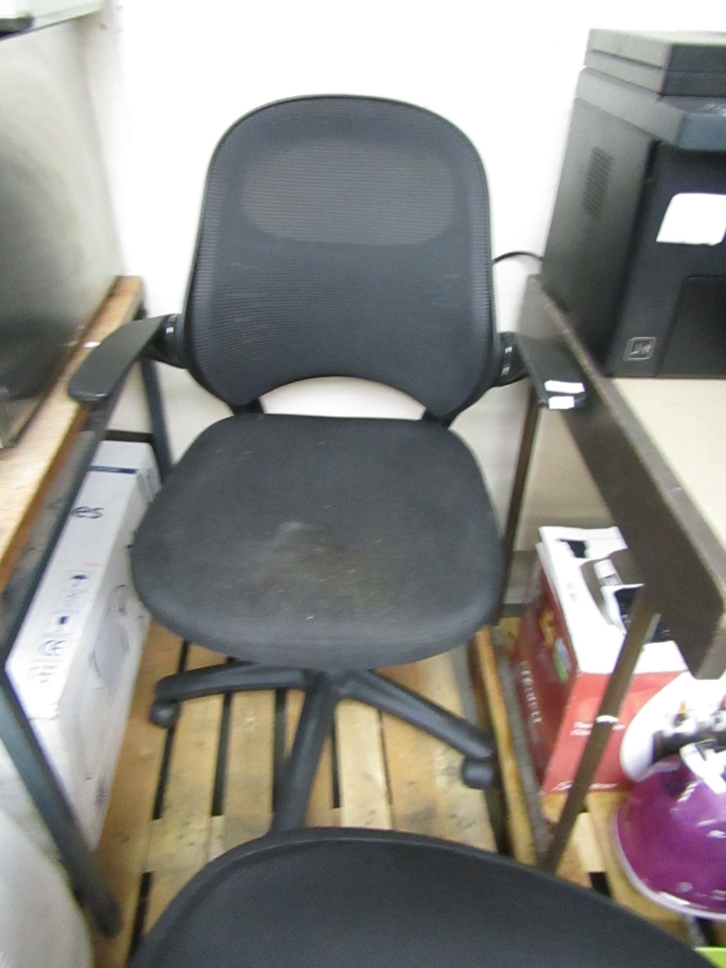 Bayside Mesh Style Office/Desk Chair. No Damage