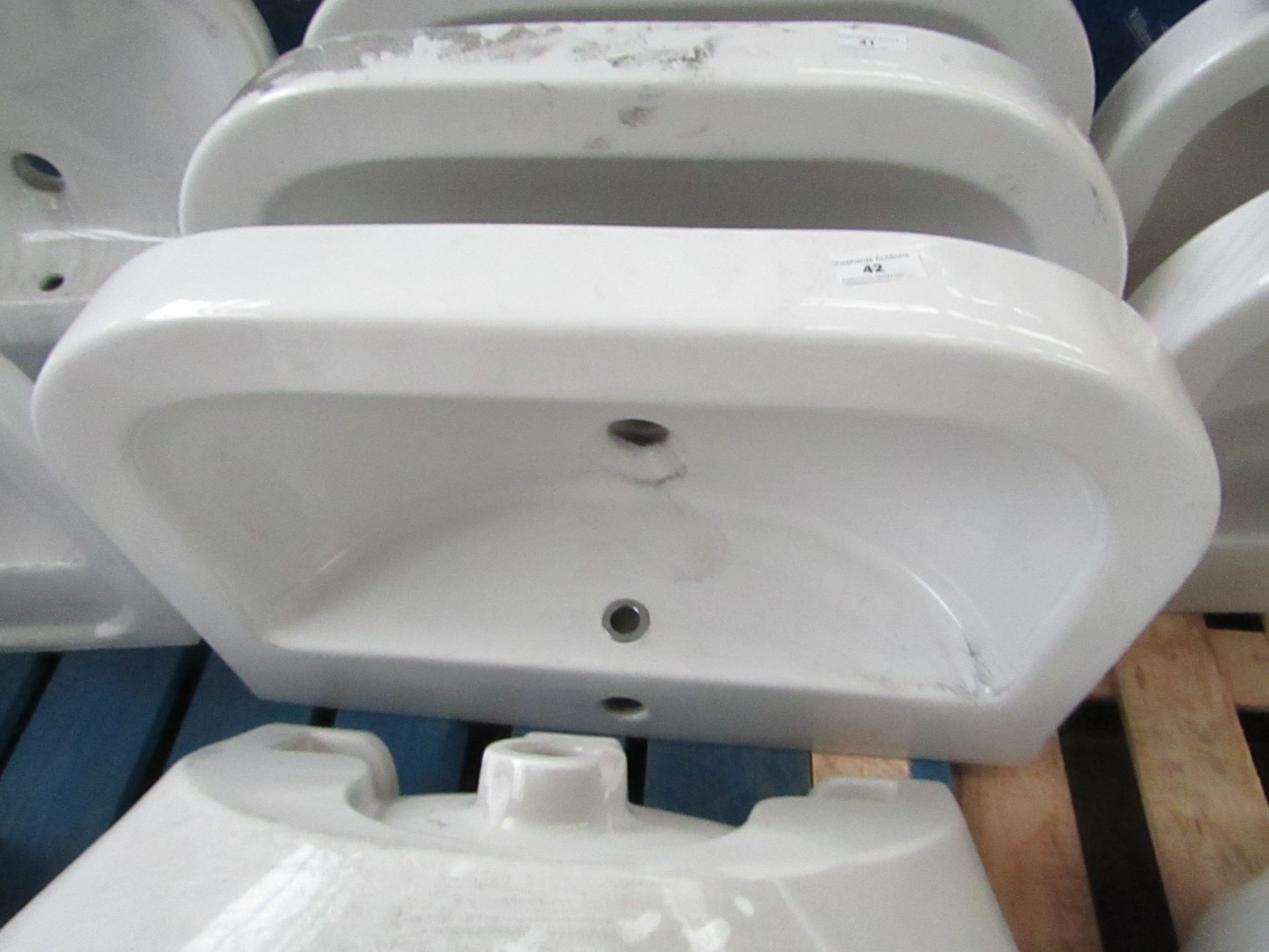 Villeroy and Boch 1TH basin with overflow, 450 x 400mm, new.