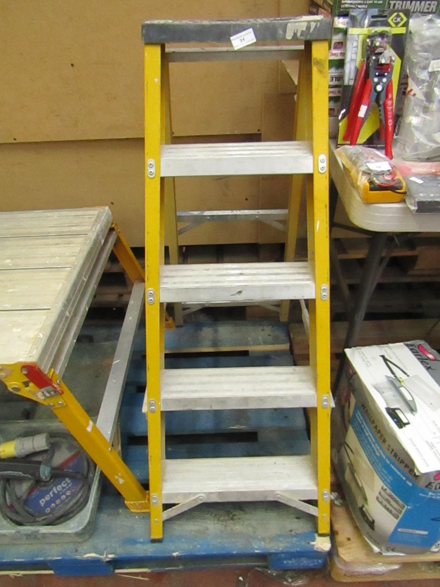 LYTE 5 rung step ladder, used but no major damage