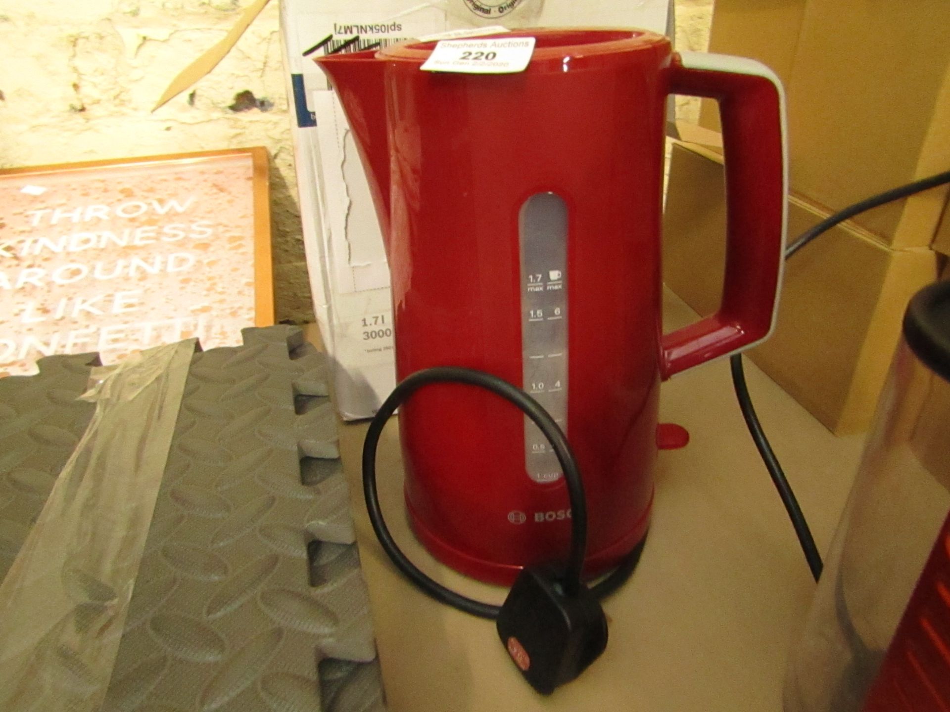 Red Bosch kettle.Powers on & Boxed. This itemhas been used