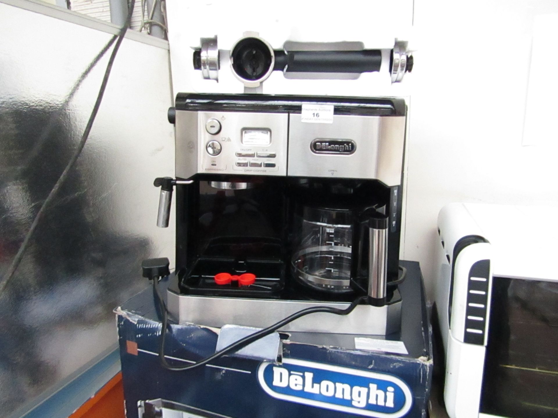 Delonghi Coffee Machine. Powers on & has accessories & Box