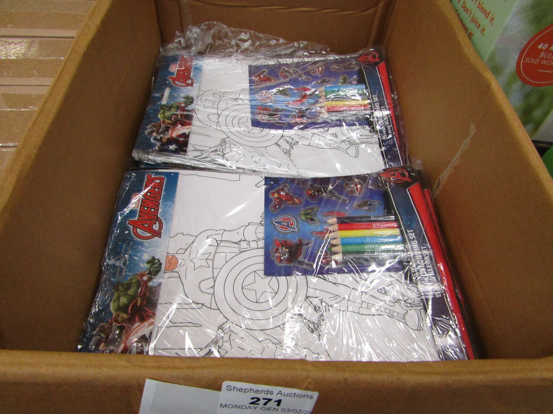 Marvel Avengers - 15 Piece Colouring Set - Packaged.