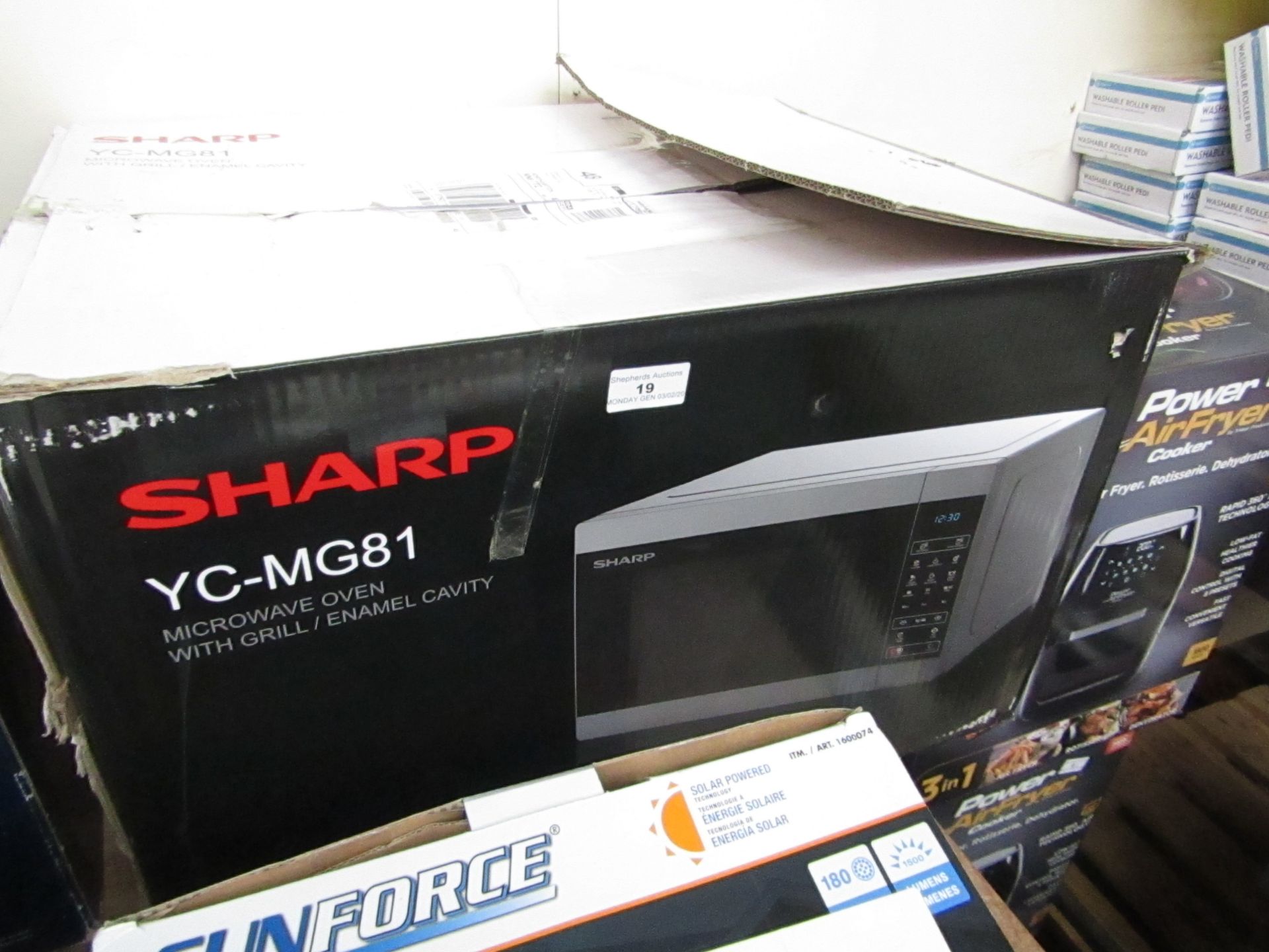 Sharp YC-MG81 Microwave oven with Grill. Item Has been used & needs a clean & a new plate. In