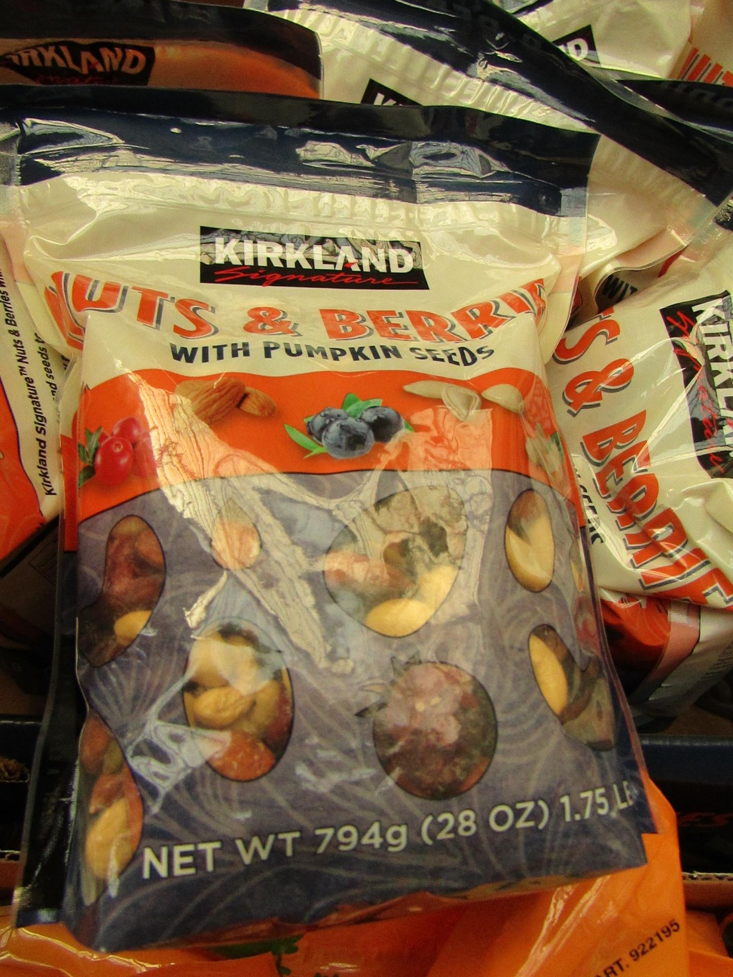 Kirkland Nuts & Berries with Pumpkin Seeds. 794g. Bb 12/19