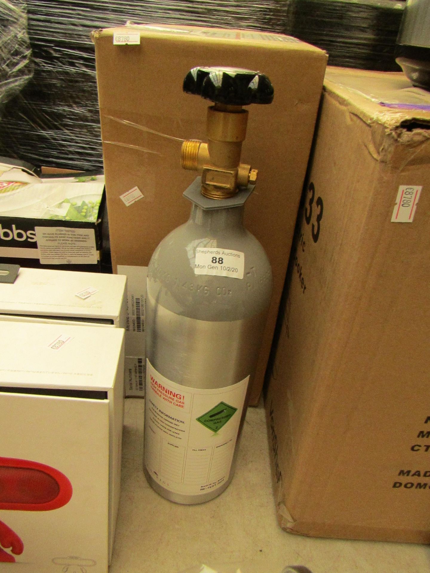 King Kegs refillable 1.43 kg compressed gas bottle, new. (please note this is an empty bottle)